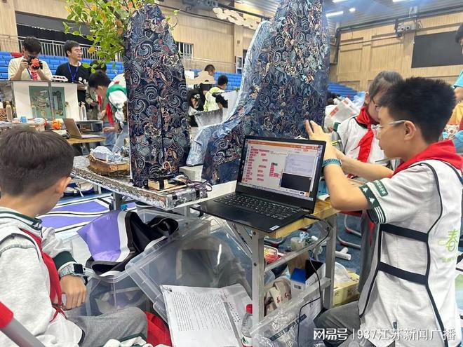 年南京市“金陵杯”中小学生科技创意制作系列交流挑战赛开赛PG麻将胡了网站入口AI赋能文脉传承科技盛宴！2025(图4)